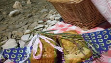 Cake d'été au jambon cru, tomate confite et dés de brebis