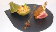 Carré d'agneau presto aux dattes et pain d'épices, boulgour au thé à la menthe, pomme poêlées