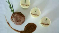 Mignon de porc piqué au romarin, purée à l'ail, sauce moutarde à l'ancienne