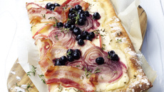 Tarte flambée avec des  myrtilles sauvages
