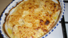 Steaks de porc, sauce oignons et gruyère AOC