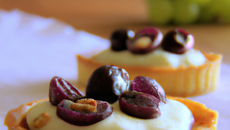 Tartelette aux raisins muscat et crème de violette