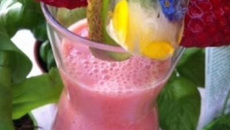 Smothie aux fraises et glaçons comestibles