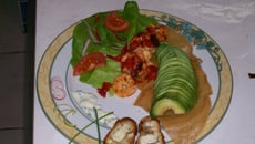 Salade de crevettes aux légumes variés