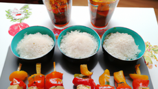 Verrine au poivrons, riz sauvage et brochette de volaille