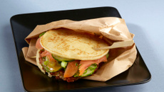 Burger de blini au saumon