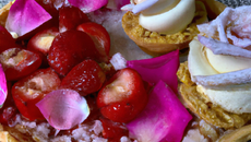 Tarte friande à la fraise, bêtises de Cambrai, sorbet fromage blanc et pétales de roses cristal