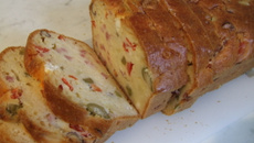 Cake aux olives, tomates séchées et bacon