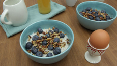 Porridge aux perles du Japon, lait d'amande, noix de pecan et myrtilles