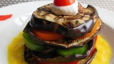 Mille-feuille d'aubergine aux quatre poivrons et ricotta