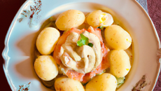 Pommes de terre écrasées aux œufs de saumon et crème à l'aneth par le chef Jacq