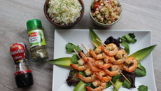 Brochettes de gambas grillées aux herbes de Provence & salsa tomates et ananas au poivre