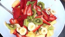 Salade de fruits kiwis, bananes, fraises, ananas