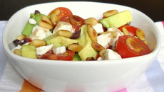 Salade d'avocats avec feta, pignons, tomates et olives noires