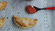 Chaussons à la viande épicée, sauce tomate piquante