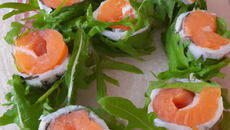 Makis au saumon, pesto et roquette