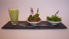 Velouté de courgette à la féta, petites bouchées de bœuf à la menthe et graines de sésame