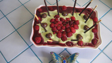 Tiramisu au thé Matcha, framboises, mikados et petits cœurs