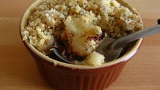 Crumble aux poires, biscuits bretons, et chocolat
