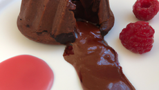 Fondant au chocolat et son coulis de framboise