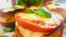 Moelleux au fromage, tomate et basilic