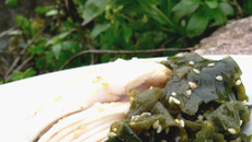 Raie pochée, condiment wakamé-sésame, tagliatelle à l'encre de seiche