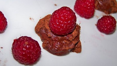 Truffes au chocolat aux framboises et à la rose