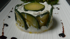 Timbale de tartare de saumon & concombres sauce moutarde à l'ancienne.