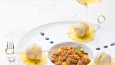 Sphères de foie gras, Ananas & Crumble de Pain d'épice