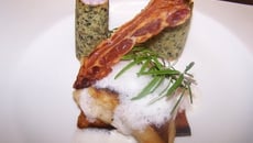 Cabillaud rôti et crémeux de tartiflette à la vitelotte en tube d'algue