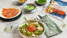 Risotto d'orzo au saumon fumé et crème de roquette