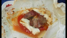 Papillote d'agneau pommes de terre féta et tomate