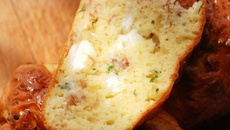 Cake à la feta aux herbes et au jambon cru