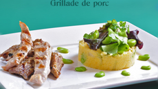 Grillades de porc marinées et polenta aux fèves