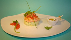 Panna cotta avocat, effeuillé de saumon et pamplemousse roses, émietté de crumble aux fruits secs, et vinaigrette d'agrumes