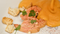 Escalopes de foie gras du Gers cru cuit dans un velouté de potiron