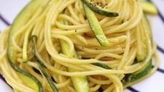Spaghettis au citron, courgettes et pignons grillés