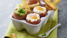 Pain milgrain Mouillettes de brunch,œufs à la coque et crème de petits pois