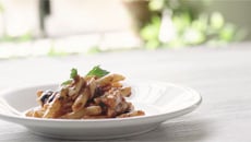 Penne Rigate à la sauce Arrabiata, morue et olives noires