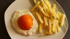Œuf sur le plat avec frites mais sucré
