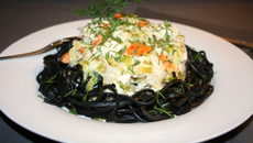 Linguini al nero di seppia aux saint jacques et fondue de poireaux