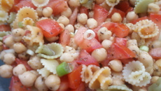 Salade folle de pâtes et pois chiches au basilic