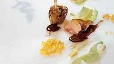 Le filet de pintade des Roualdès poêlé, maïs cassés, un jus lié aux amandes douces et amères