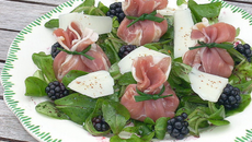 Aumônières de Jambon de Bayonne aux poires et pur brebis des Pyrénées, vinaigrette de mûres.