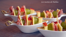 Brochettes de fruits, fromage et salami