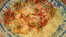 Nouilles sautées poivron-poulet à l'aigre-doux