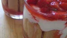 Verrine façon charlotte aux fraises