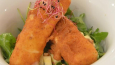 Frito de maroilles et salade fraîche à la roquette et aux pommes