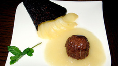 Île au chocolat sur lac de poire et sa tuile garnie