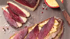 Magret de canard cuit au sel et beurre à la sauce tabasco chipote